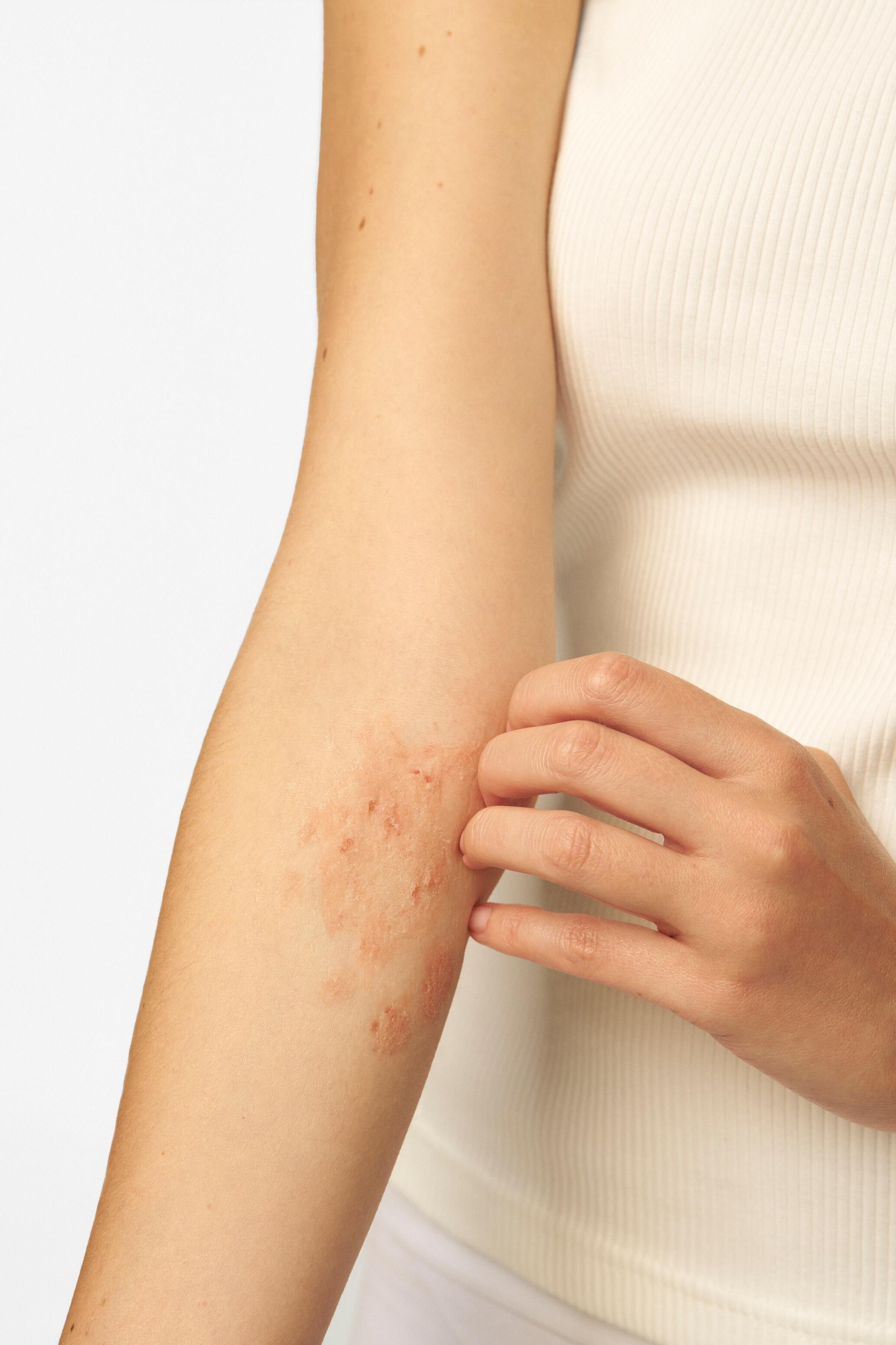 AD_EXOMEGA_NIGHT-CREAM_KIT-MASTER_PATHOLOGY_ADULT_FULL FRAME_09-2025